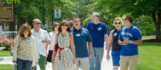 Group of ׼ϲ alumni walking on campus